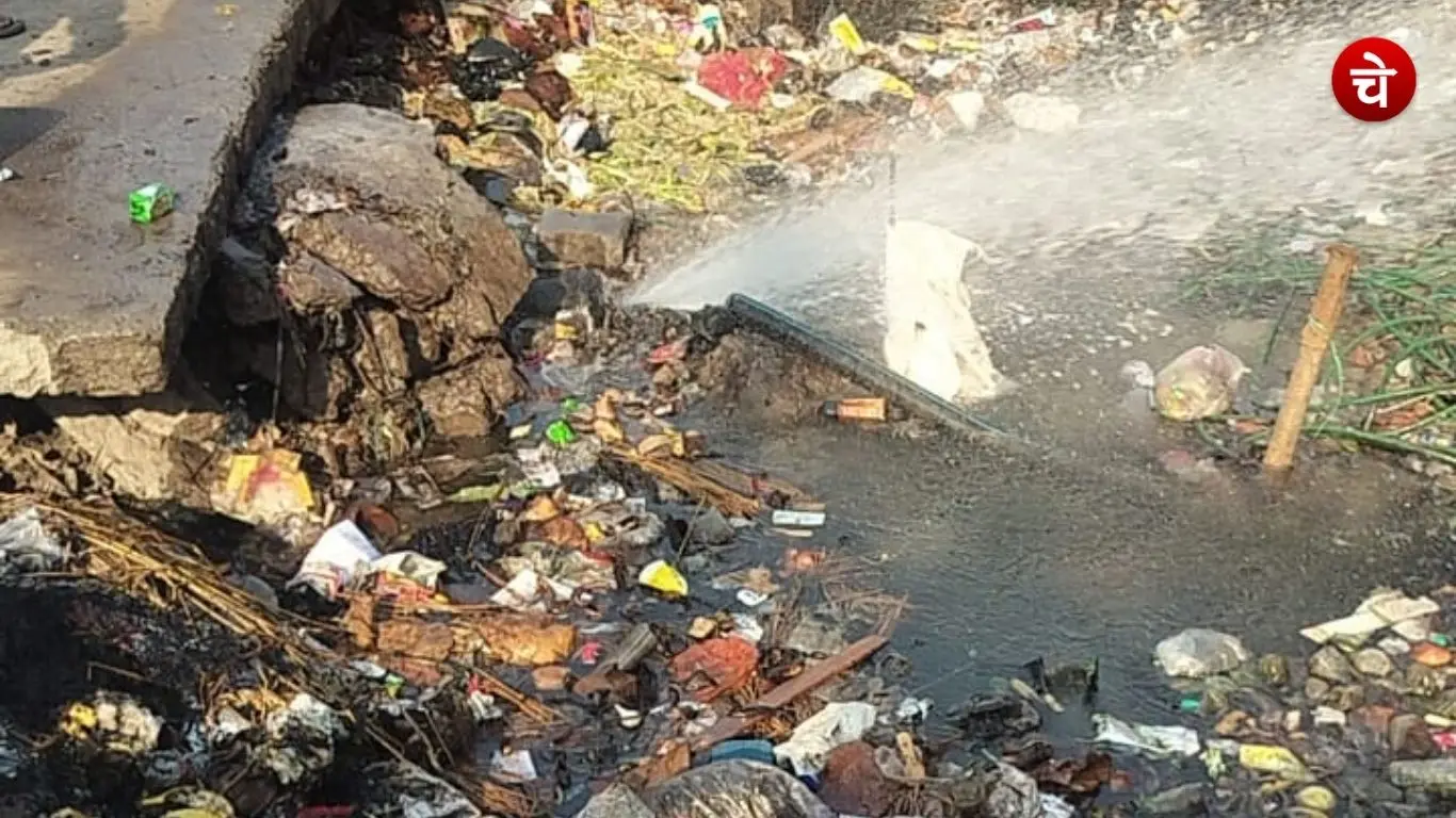 Drinking water is being wasted due to a burst pipeline in Mughalsarai